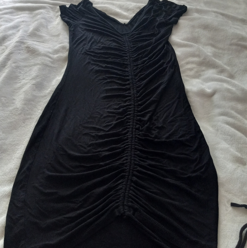 FASHION NOVA BLACK RUCHED SHORT SLEEVE V NECKLINE DRESS. WOMENS SIZE M. - Picture 3 of 10